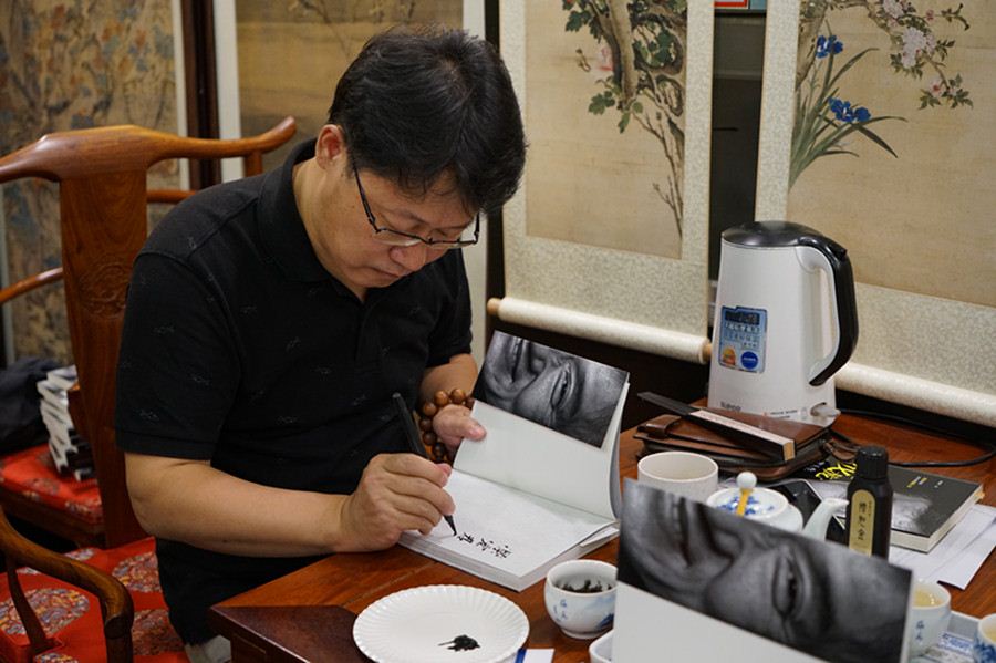 山东书展丨成龙，演绎自己的收藏人生——《成龙?收藏人生》作品分享会圆满举行